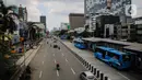Sejumlah kendaran melintas di jalanan kawasan Harmoni, Jakarta, Selasa (7/4/2020). Volume kendaraan yang melintas di DKI Jakarta meningkat pada Senin (5/4/2020) setelah 18 hari penerapan work from home atau kerja dari rumah untuk mencegah penyebaran virus corona. (Liputan6.com/Faizal Fanani)