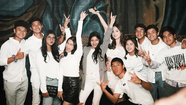 Sudah 2 Tahun Bareng, Ini 7 Potret Perpisahan Pemain Sinetron Dari Jendela SMP
