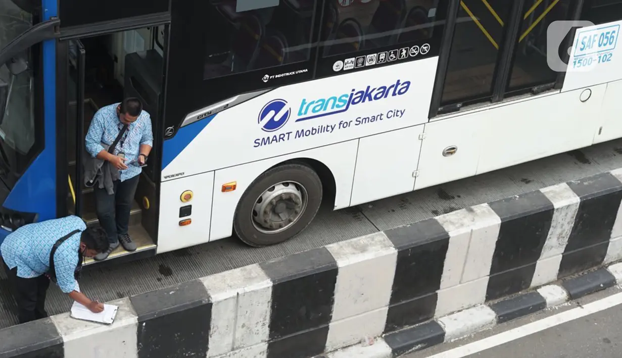 Bus Transjakarta antre saat melintasi Shelter Harmoni, Jakarta, Kamis (5/11/2020). PT Transportasi Jakarta (Transjakarta) menargetkan di tahun 2030 seluruh armada merupakan bus listrik. Diharapkan total bus listrik mencapai 12.120 unit diakhir tahun 2030. (Liputan6.com/Immanuel Antonius)