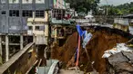 Fondasi bangunan pada tepi jurang terlihat pascalongsor akibat hujan deras di kawasan Caringin, Bogor, Jawa Barat, Kamis (2/32023). Jalan Nasional Bogor-Sukabumi tersebut sempat longsor hebat pada 27 Februari 2023. (ADITYA AJI/AFP)