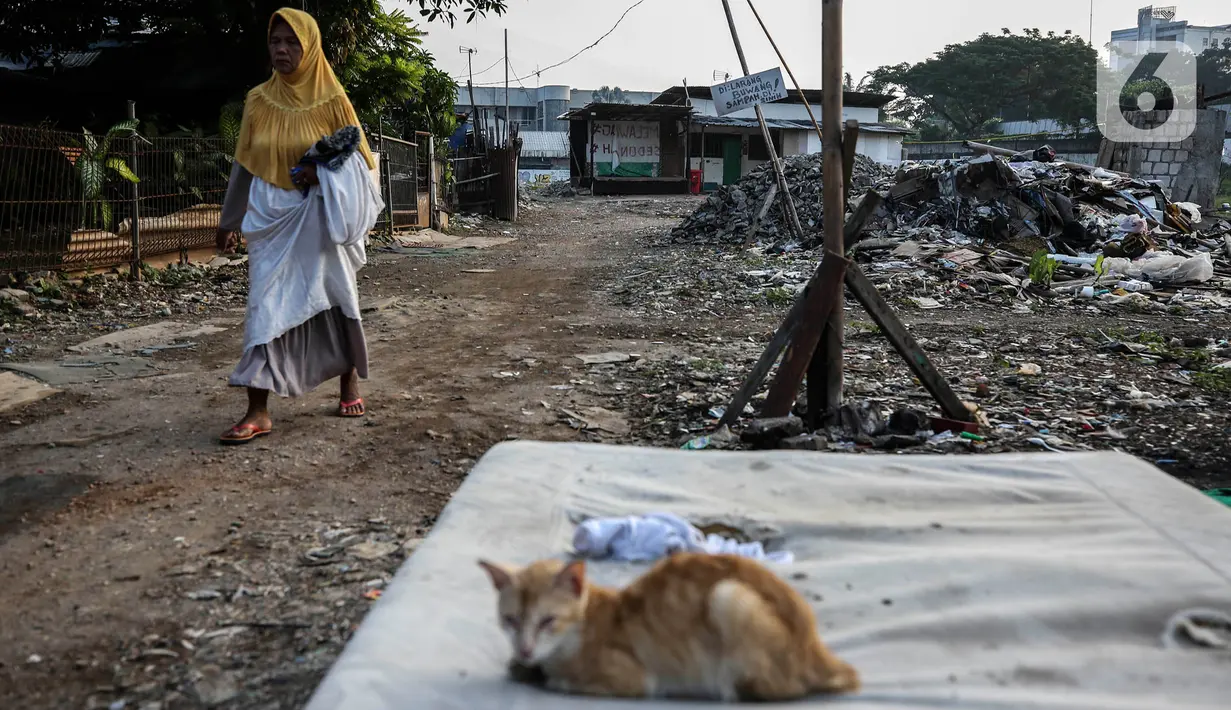 Warga Pancoran Buntu usai Sholat Id diantara reruntuhan akibat penggusuran rumah merka di, Pancoran Buntu II, Jakarta Selatan. Kamis (13/5/2021). Mayoritas umat Muslim di Indonesia melaksanakan Sholat Id sesuai dengan ketetapan pemerintah pada Rabu (13/5/2021). (Liputan6.com/Johan Tallo)
