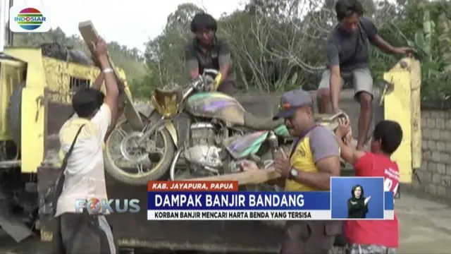 Hampir dua pekan banjir bandang terpa Jayapura, Papua, korban banjir mengais harta benda tersisa di lokasi bencana.