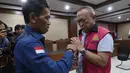 Terdakwa kasus dugaan korupsi tata kelola minyak mentah, Hanung Budya Yuktyanta (kanan) usai mengikuti sidang pembacaan tuntutan di Pengadilan Tindak Pidana Korusi (Tipikor), Jakarta, Kamis (23/4/2026). (Kapanlagi.com/Budy Santoso)