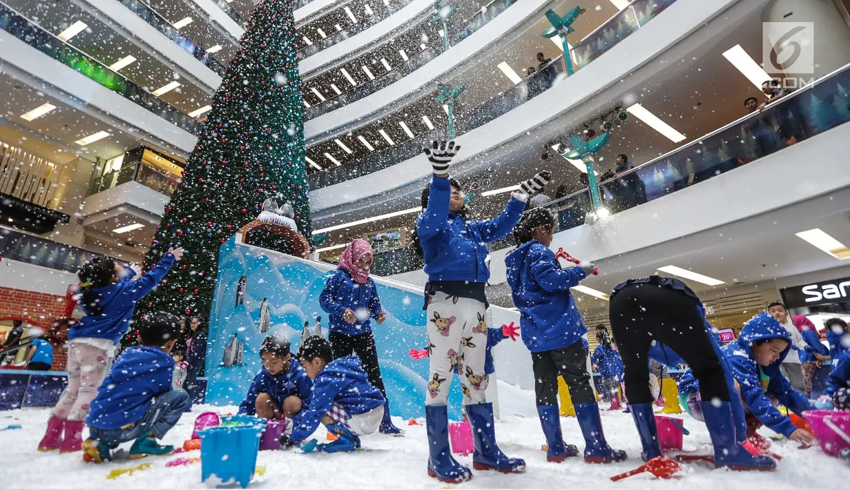 Anak-anak bermain dan memadati wahana salju yang ada di Mall Ciputra, Jakarta barat, Selasa (19/12). Area bermain salju atau Snow Playland memberikan nuansa salju sungguhan, seluas 100 meter persegi. (Liputan6.com/Faizal Fanani)