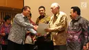 Menteri Komunikasi dan Informasi Rudi Antara saat memberikan kartu wartawan utama kepada 57 wartawan dari berbagai media pada acara Silaturahmi Dewan Pers dengan Masyarakat Pers di Hotel Aryaduta Jakarta, Jumat (14/7). (Liputan6.com/Angga Yuniar)