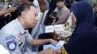 Direktur Utama Jasa Raharja, Rivan A. Purwantono menyerahkan santunan ke 11 ahli waris ke korban meninggal dunia kecelakaan bus di Subang. (Foto: Istimewa).