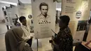 Pengunjung melihat-lihat surat yang dipamerkan dalam pameran Surat Pendiri Bangsa di Museum Nasional, Jakarta, Kamis (15/11). Pameran ini bertujuan memperingati Hari Pahlawan. (Merdeka.com/Iqbal Nugroho)