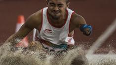 Atlet lompat jauh Indonesia, Settiyo Budi Hartanto, melakukan lompatan saat tampil pada cabang atletik nomor lompat jauh  T 45/46/47 Asian Para Games di SUGBK, Jakarta, Senin (8/10/2018). (Bola.com/Vitalis Yogi Trisna)