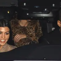 Kourtney Kardashian dan Quincy Brown (via dailymail.co.uk)