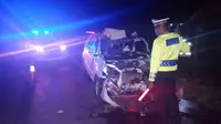 Dua penumpang balita dalam mobil Avanza berhasil selamat. (Liputan6.com/Eka Hakim)