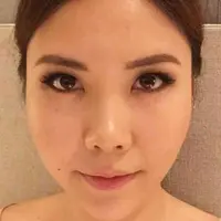 Khanh Thanh Ly berdiri tak berbusana di samping jasad Miming Listiyani. 