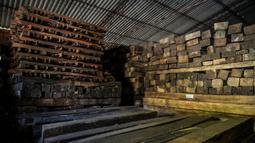 Pemandangan kayu ilegal di sebuah gudang di kotamadya Socorro, Santader, Kolombia, pada 3 Desember 2023. (Juan BARRETO/AFP)