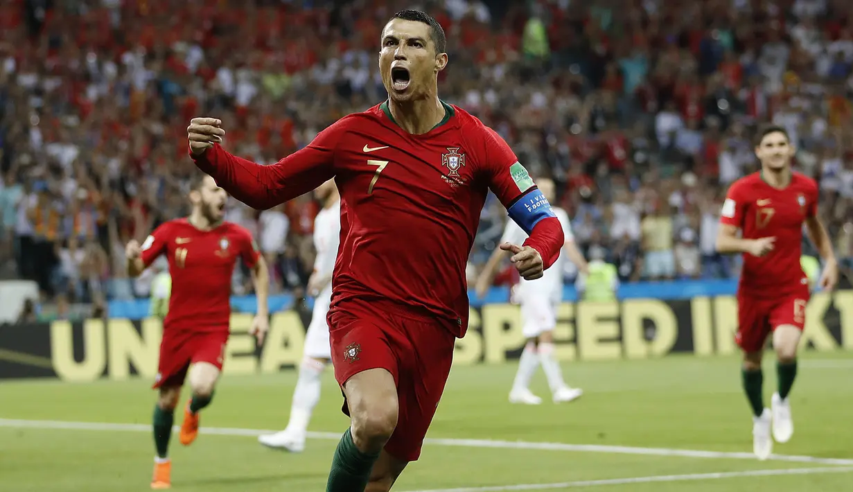 Bintang Portugal, Cristiano Ronaldo, merayakan gol yang dicetaknya ke gawang Spanyol pada laga Grup B Piala Dunia di Stadion Fisht, Sochi, Jumat (15/6/2018). CR 7 pencetak hattrick perdana Piala Dunia 2018. (AP/Francisco Seco)
