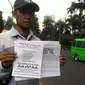 Puluhan sopir truk tangki Pertamina saat membagikan selebaran di Kota Bogor. (Liputan6.com/Achmad Sudarno)