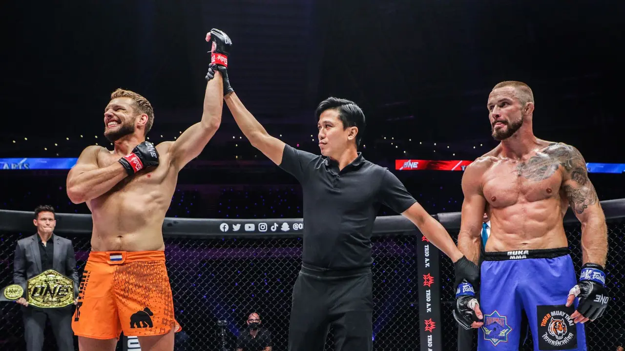 Atasi Vitaly Bigdash, Reinier de Ridder Pertahankan Gelar Juara Dunia di ONE 159