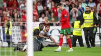 Seorang penyusup lapangan mencoba menjangkau penyerang Portugal Cristiano Ronaldo di akhir pertandingan sepak bola Liga Bangsa-Bangsa UEFA, grup A, antara Portugal dan Skotlandia di stadion Luz di Lisbon pada 8 September 2024.Patricia DE MELO MOREIRA / AFP