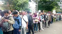 Pelamar calon pegawai negeri sipil (CPNS) Kota Sukabumi mengantri untuk mengambil kartu ujian seleksi di Gedung Juang, Sukabumi, Jawa Barat. (Antara)