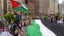 Banyak yang mengibarkan bendera Palestina atau mengenakan keffiyeh, syal kotak-kotak hitam putih yang melambangkan solidaritas Palestina. (Tyler Pasciak LaRiviere/Chicago Sun-Times via AP)