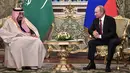 Presiden Rusia, Vladimir Putin saat berbincang dengan Raja Arab Saudi Salman bin Abdulaziz Al Saud di Kremlin, Moskow, Rusia (5/10). Raja Salman tercatat sebagai raja Saudi pertama yang menjejakkan kaki ke Rusia. (AFP Photo/Sputnik/Alexey Nikolsky)