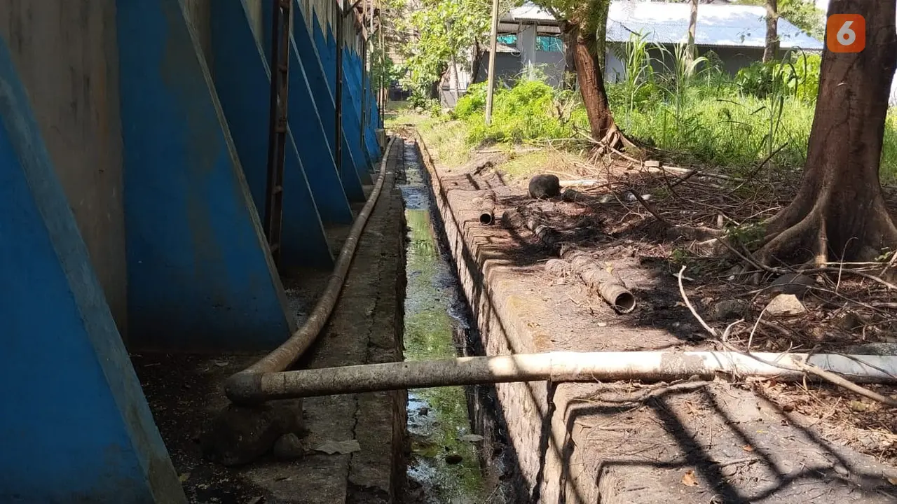 Tampak limbah dari pabrik gula rafinasi mengalir lewat selokan yang menuju ke anak Sungai Tallo, Makassar (Liputan6.com/ Ahmad Yusran).