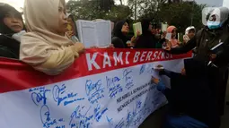 "Indonesia mengecam keras aksi provokatif pembakaran Al-Qur'an oleh seorang warga negara Swedia di depan Masjid Raya Sodermalm, Stockhol, saat Hari Raya Iduladha," seperti dikutip dari akun Twitter @Kemlu_RI, Kamis (29/6/2023). (merdeka.com/Arie Basuki)