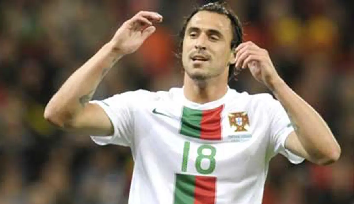 Kekecewaan striker Portugal Hugo Almeida di laga perdelapan final PD 2010 melawan Spanyol di Green Point Stadium, Cape Town, 29 Juni 2010. Portugal kalah 0-1. AFP PHOTO / LLUIS GENE 