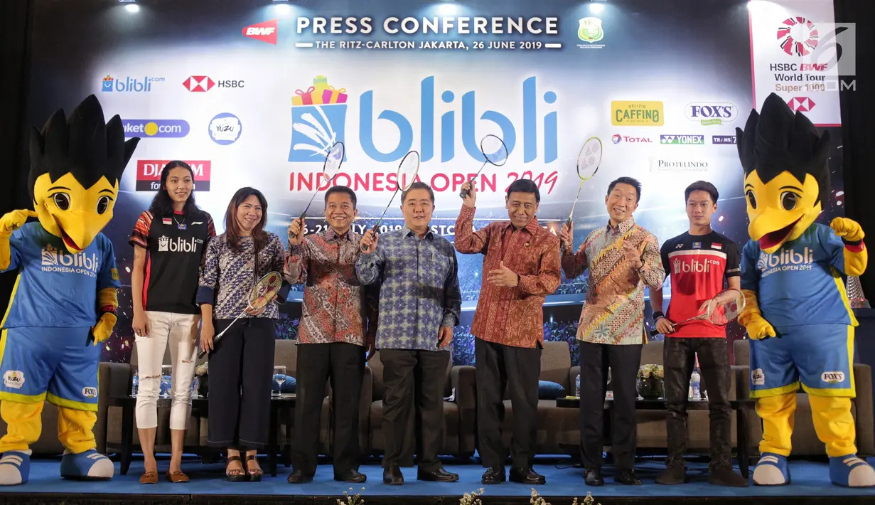 Atlet Gloria Widjaja, Kepala Bidang Pembinaan dan Prestasi PP PBSI Susy Susanti, Ketua Panitia Pelaksana Achmad Budiharto, CEO Blibli.com Kusumo Martanto, Ketum PP PBSI Wiranto dan dan Atlet Marcus Gideon foto bersama usai konferensi pers, Jakarta, Rabu (26/6/2019). (Liputan6.com/Faizal Fanani)