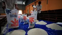 Petugas mengecek kadar kuwalitas beras sebelum di distribusikan di Gudang Bulog DIY, Kalasan,Sleman, (27/1). Stok tersebut cukup untuk distribusi hingga lima bulan ke depan. (Boy Harjanto)