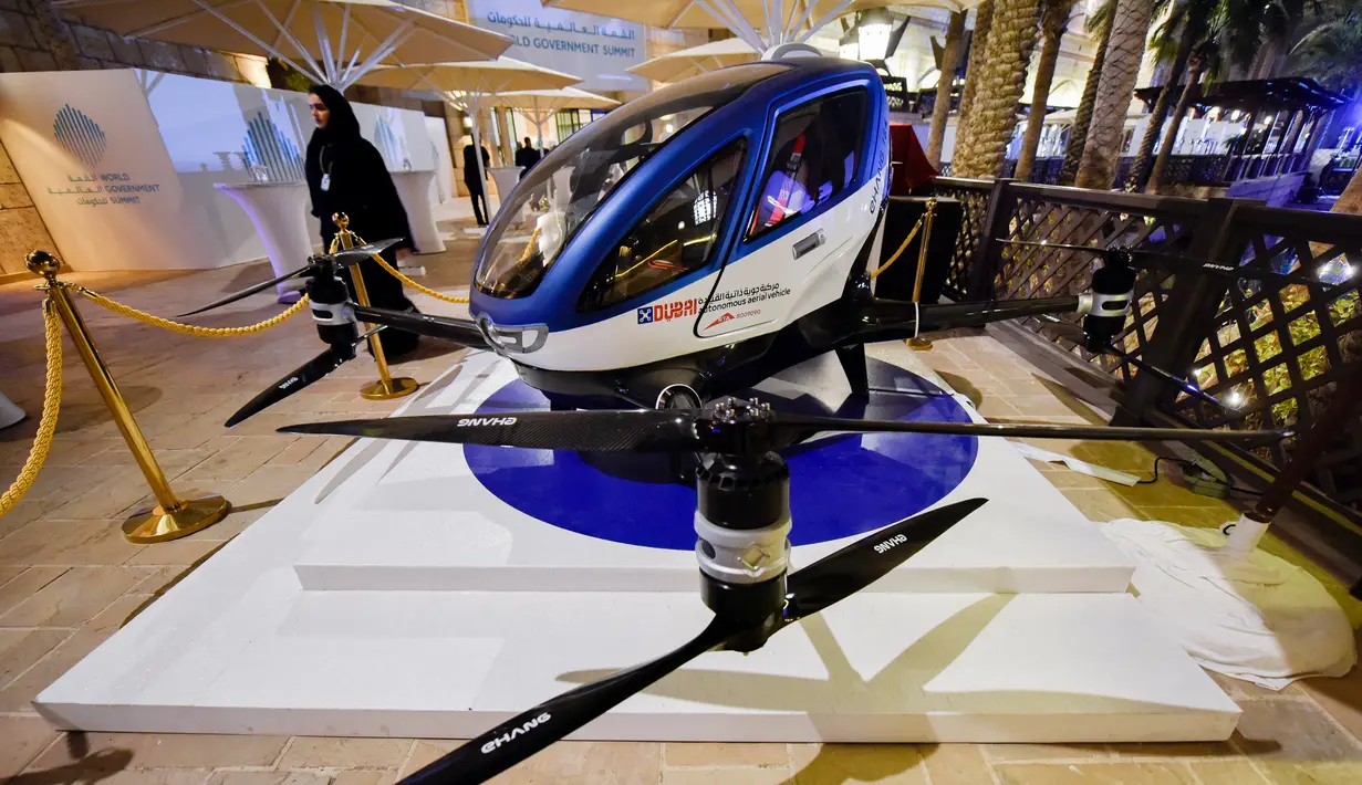 Drone EHang 184 dipamerkan di World Government Summit 2017, Dubai Madinat Jumeirah, Senin (13/2). Drone buatan perusahaan Tiongkok, Ehang Inc ini akan menjadi alat transportasi baru di Dubai yang rencananya beroperasi pada Juli tahun ini. (STRINGER/AFP)