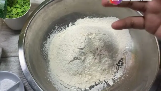 Rahasia Gorengan Tetap Renyah dan Tidak Berminyak (Credit: Youtube/DAPUR RAYYANKA)