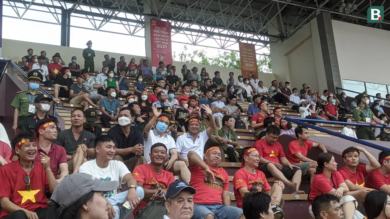 Suporter Vietnam ikut menyaksikan duel antara Indonesia U-23 melawan Filipina di Stadon Viet Tri, Jumat (13/5/2022)