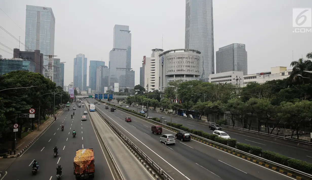 Suasana lalu lintas yang lengang di lajur arteri dan Tol Dalam Kota di ruas jalan Gatot Subroto, Jakarta, Jumat (23/6). Sejumlah ruas jalan di Ibu Kota lancar pagi ini, yang merupakan hari pertama cuti bersama Lebaran 2017. (Liputan6.com/Faizal Fanani)