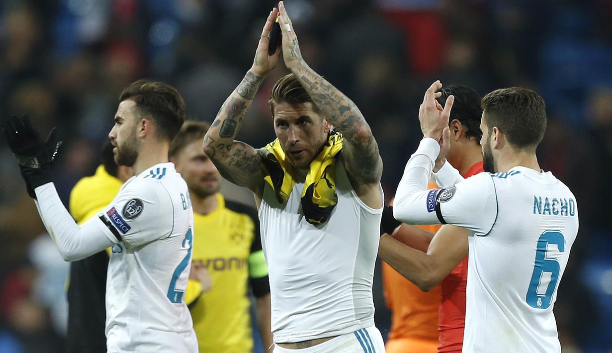 Kapten Real Madrid, Sergio Ramos, menyapa suporter usai mengalahkan Dortmund pada laga Liga Champions di Stadion Santiago Bernabeu, Madrid, Rabu (6/12/2017). Madrid menang 3-2 atas Dortmund. (AP/Francisco Seco)