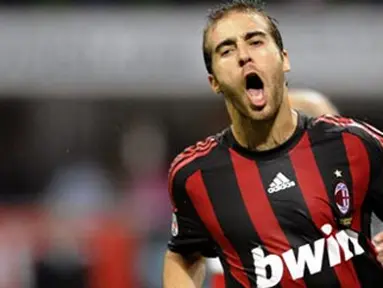 AC Milan&#039;s French midfielder Mathieu Flamini reacts after missing a goal against Torino during their Italian Serie A football match on April 19, 2009 at San Siro Stadium in Milan. AFP PHOTO / DAMIEN MEYER