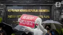 Aktivis membawa manekin dengan poster saat menggelar aksi di depan Polda Metro Jaya, Senin (21/3/2022). Aksi tersebut bentuk dukungan terhadap Haris Azhar dan Fatia Maulidiyanti saat menjalani pemeriksaan terkait kasus dugaan pencemaran nama baik Luhut Binsar Pandjaitan. (Liputan6.com/Faizal Fanani)