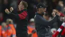 Pelatih Liverpool, Juergen Klopp, merayakan kemenangan atas PSG pada laga Liga Champions di Stadion Anfield, Liverpool, Selasa (18/9/2018). Liverpool menang 3-2 atas PSG. (AFP/Dave Thompson)