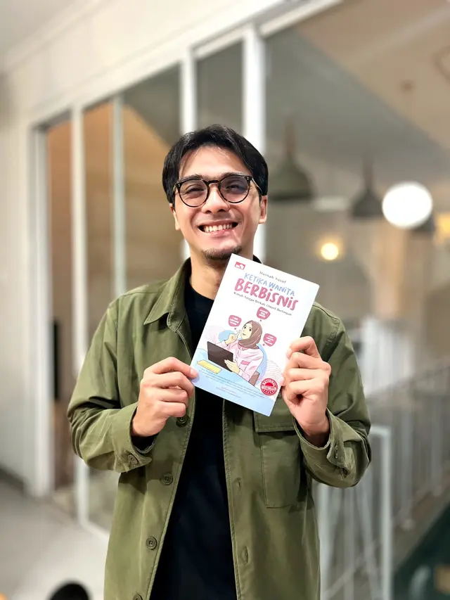 Ricky Harun dan buku Ketika Wanita Berbisnis karya Husnah Yusuf. (Foto: Dok. Koleksi Pribadi Husnah Yusuf)