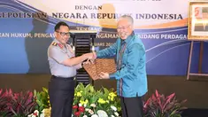 Menteri Perdagangan Enggartiasto Lukita (kanan) berjabat tangan dengan Kapolri Tito Karnavian usai menandatangani kerja sama di Jakarta, Senin (8/1). Kerja sama itu untuk mengawasi sekaligus mengamankan praktik perdagangan. (Liputan6.com/Angga Yuniar)