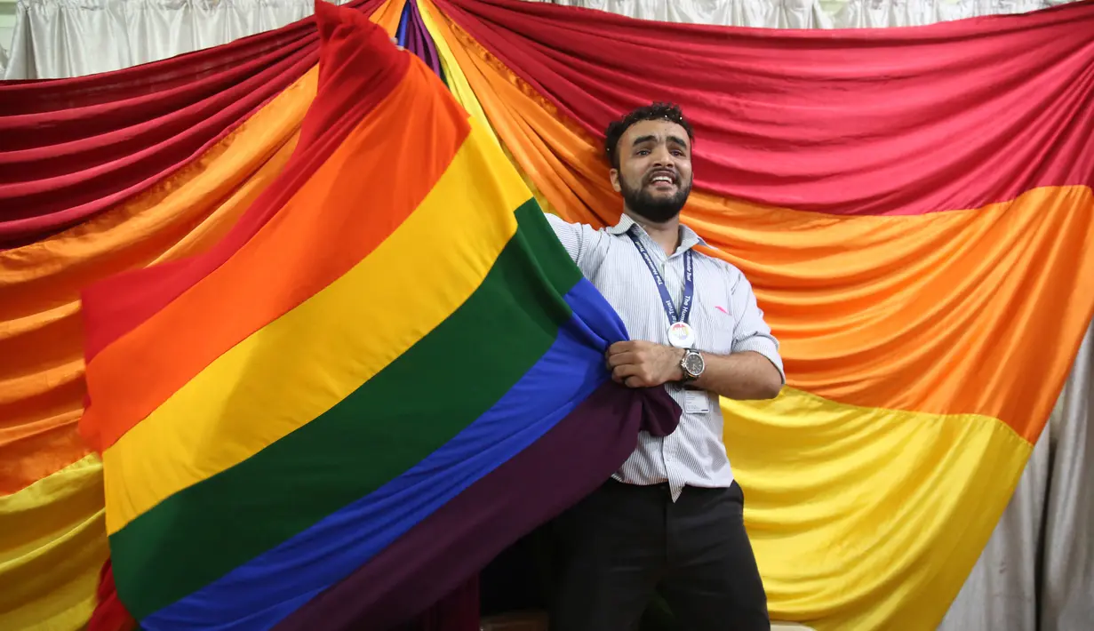 Ekspresi aktivis hak lesbian, gay, bisexual, transgender (LGBT) setelah Mahkamah Agung India mendekriminalisasi hubungan sesama jenis di Mumbai, India, Kamis (6/9). Keputusan itu disetujui secara bulat oleh lima panel hakim. (AP Photo/Rafiq Maqbool)