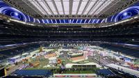 Tampak Stadion Bernabeu disulap jadi arena bertema Natal. (AFP)