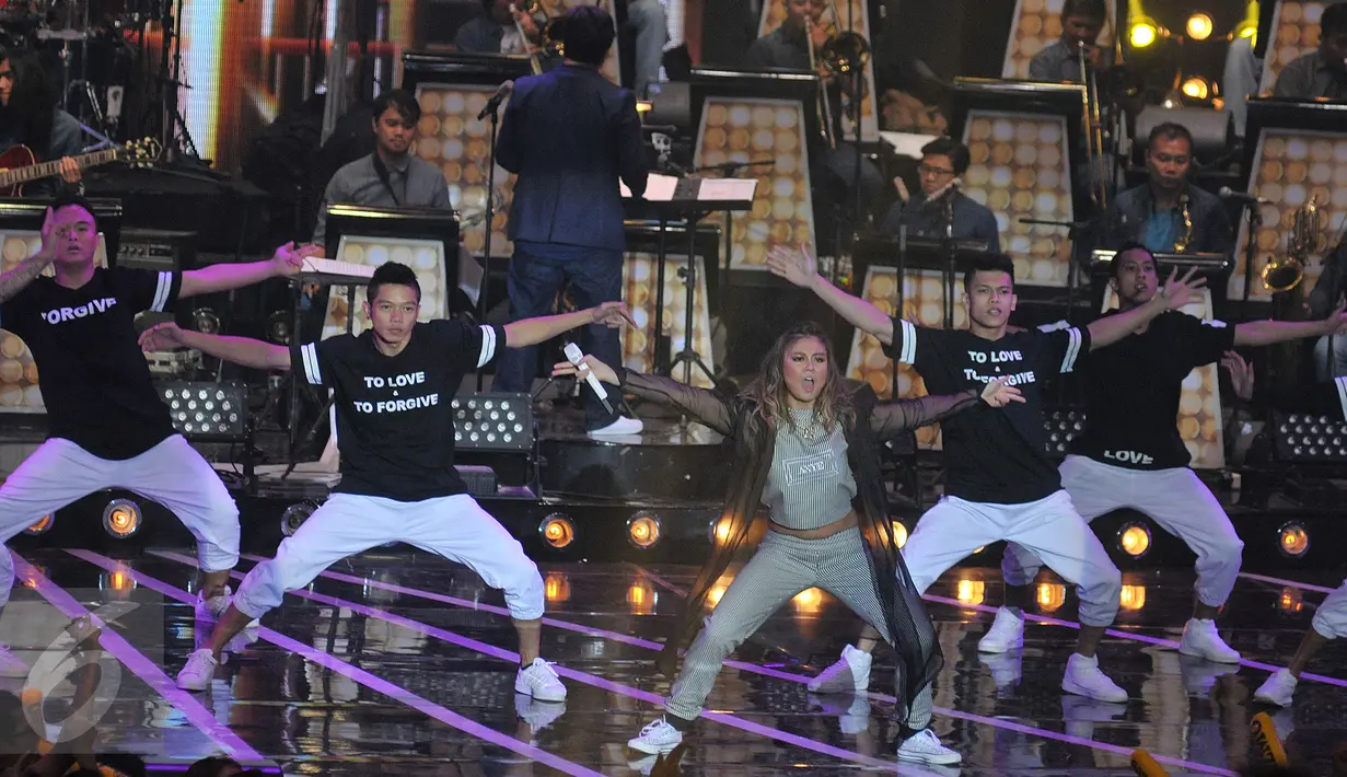 Agnes Mo tampil ditemani dengan dancer kesayangannya, NEZindaHood dalam konser yang bertajuk The Biggest Concert Agnez Mo I #AmGenerationOfLOVE, di Studio 6 Emtek City, Jakarta, Kamis (15/10/2015). (Liputan6.com/Herman Zakharia)