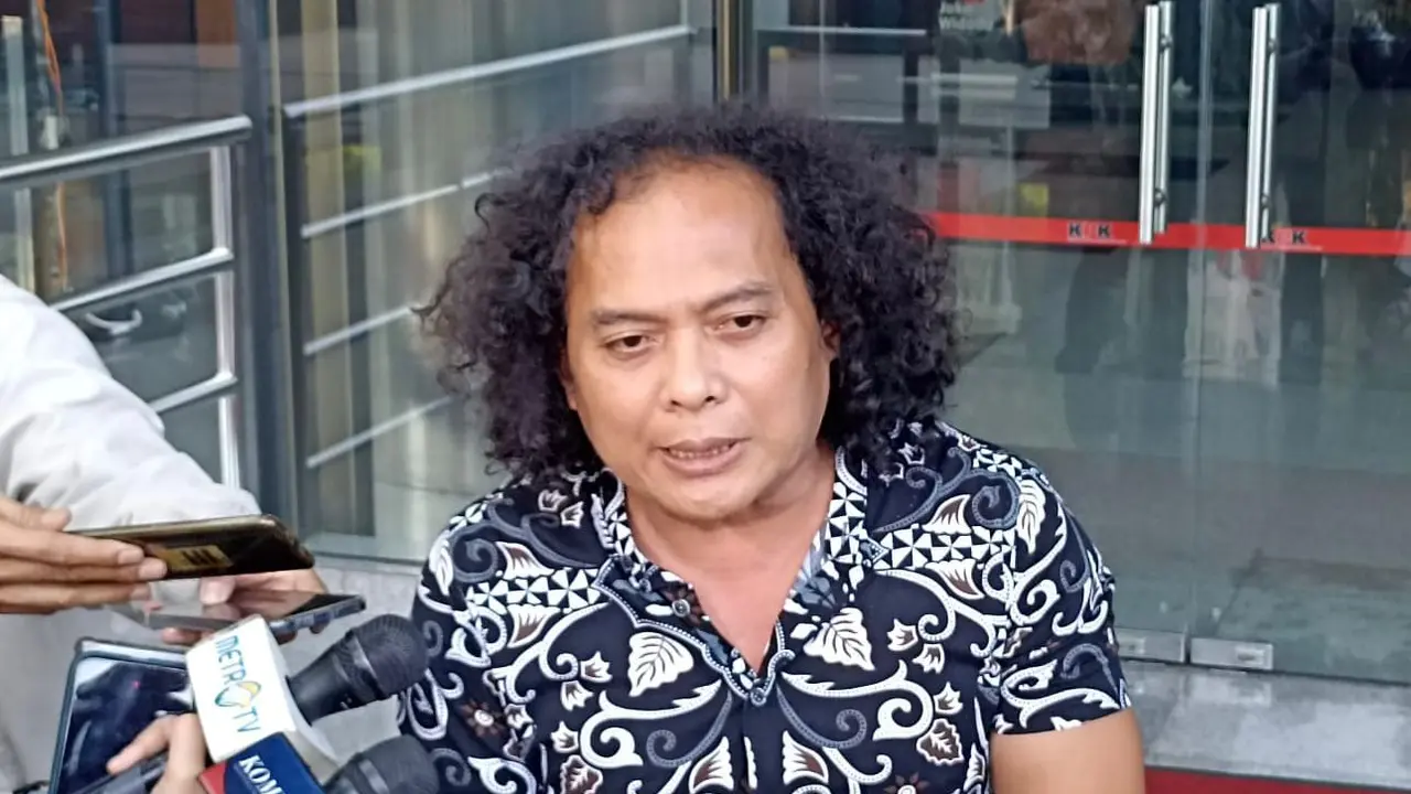 Tim penasihat hukum Indonesia Police Watch (IPW), Deolipa Yumara saat ditemui wartawan di Gedung KPK, Jakarta Selatan, Jumat (5/5/2023).