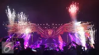 Aksi panggung DJ Martin Garrix dengan setting panggung yang megah saat menghibur penonton dalam acara festival musik Djakarta Warehouse Project (DWP) 2016 di Jiexpo Kemayoran, Jakarta, Jumat (10/12). (Liputan6.com/Herman Zakharia)