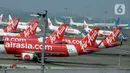 Sejumlah pesawat parkir menunggu giliran terbang di Bandara Soekarnio Hatta, Tangerang, Banten, Rabu (29/7/2020). Aktivitas penerbangan di Banadara Soekarno Hatta dalam satu hari 350 sampai 400 penerbangan saat pandemi Covid-19. (merdeka.com/Dwi Narwoko)