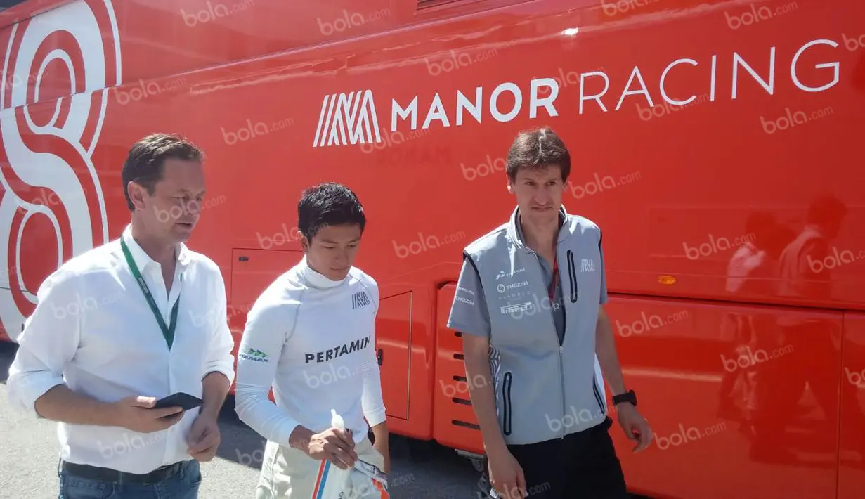 Rio Haryanto berdiskusi dengan manajernya, Piers Hunnisett (kiri), dan pelatihnya, Moises Vila Blanch (kanan), tentang hasil latihan bebas ketiga F1 GP Spanyol di Sirkuit Catalunya, Spanyol, Sabtu (14/5/2016). (Bola.com/Reza Khomaini)