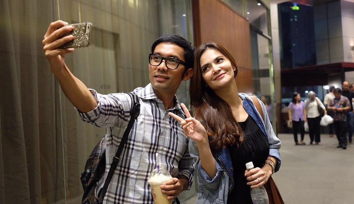 Saat pernah ramai skandal Cut Tari dengan Ariel NOAH tahun 2010, Indra Herlambang adalah salah satu sahabat Cut Tari yang mendukungnya. Sejak skandal tersebut terkuak dan jadi perbincangan, Cut Tari dan Indra Herlambang jarang habiskan waktu bersama. Namun kini keduanya kembali dekat dan didukung oleh netizen. (Liputan6.com/IG/@cuttaryofficial)