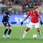 Penyerang Manchester United Anthony Martial mengusai bola saat menghadapi Melbourne Victory dalam pertandingan persahabatan di Melbourne Cricket Ground, Jumat (15/7/2022). Dia mencetak satu gol untuk membantu MU menang 4-1. (foto:&nbsp;George SALPIGTIDIS / AFP)