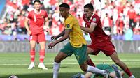 Duel pemain Australia, Keanu Baccus dengan pemain Timnas Indonesia, Justin Hubner dalam laga di Piala Asia 2023. (HECTOR RETAMAL / AFP)