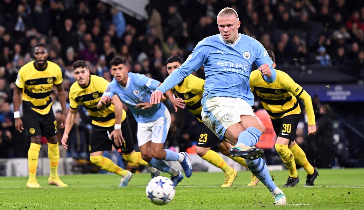 Pemain Manchester City, Erling Haaland mencetak gol pertama timnya ke gawang Young Boys melalui tendangan penalti pada laga lanjutan Grup G Liga Champions 2023/2024 di Etihad Stadium, Manchester Inggris, Rabu (08/11/2023) WIB. (AFP/Oli Scarff)