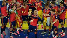 Pemain Spanyol merayakan kemenangan dengan trofi setelah pertandingan final Piala Dunia melawan Argentina di East Rutherford, N.J., dekat New York, Minggu, 19 Juli 2026. (AP Photo/Seth Wenig)